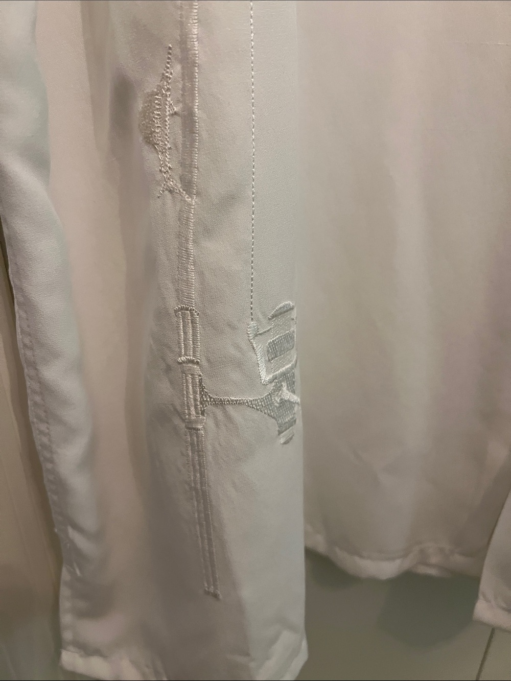 Men's Off White Short-Sleeve Button-Down Shirt with Subtle Embroidery - Picture 4 of 9